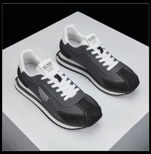 Gros plan sur des baskets pour hommes gris et blanc au design moderne et minimaliste