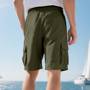 Vista posteriore dei pantaloncini cargo verde oliva da uomo con vita elasticizzata