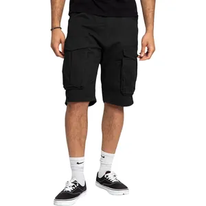 Vista detallada de los pantalones cortos cargo negros con bolsillos laterales funcionales