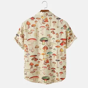 Vue arrière détaillée d'une chemise hawaïenne ample pour hommes avec motifs champignons