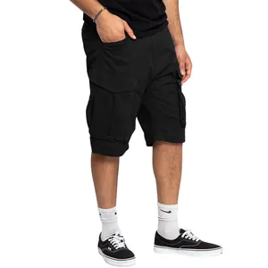 Detalle de pantalones cortos cargo negros sueltos para hombre con bolsillos para verano