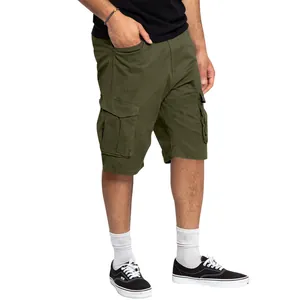 Vista laterale dettagliata dei pantaloncini cargo da uomo in colore verde oliva