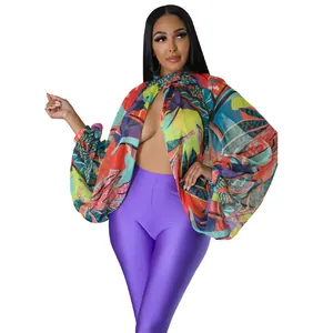 Top in chiffon con stampa tropicale e scenografiche maniche a pipistrello estive