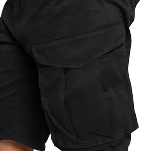 Primer plano detallado del bolsillo cargo lateral resistente en pantalones cortos negros de hombre