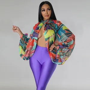 Dettaglio di top da donna in chiffon con stampa astratta colorata e maniche a pipistrello