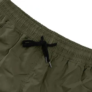 Dettaglio dell'elastico in vita e del cordoncino sui pantaloncini cargo verde oliva da uomo