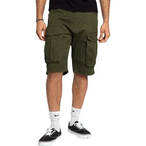 Vista frontal de pantalones cortos tipo cargo verde oliva con bolsillos grandes