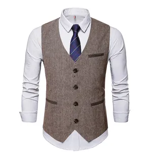 Détail macro d'un gilet en tweed marron ajusté pour homme avec texture visible.