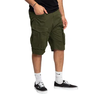 Vista lateral de pantalones cortos cargo para hombre verde oscuro con bolsillos
