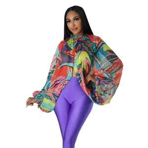 Camicetta in chiffon a stampa multicolore con maniche a pipistrello per donna.