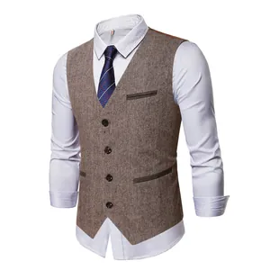 Vue détaillée du gilet marron texturé à coupe ajustée avec un design à boutonnage simple.