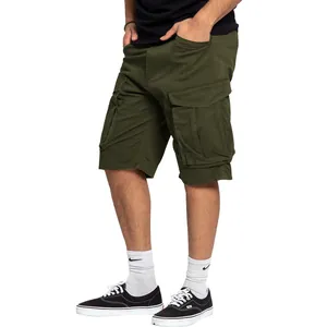 Vista detallada de pantalones cortos cargo verde oliva para hombre con bolsillos.