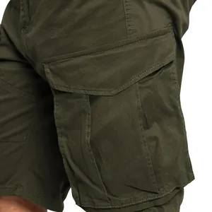 Primer plano de la gran bolsa cargo lateral en los pantalones cortos outdoor verde