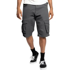 Dettaglio dei pantaloncini cargo larghi grigio scuro da uomo con tasche laterali