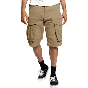 Detalle de pantalones cortos cargo caqui para hombre con bolsillos laterales de solapa