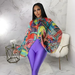 Dettaglio di una blusa in chiffon stampata con eleganti maniche a pipistrello.
