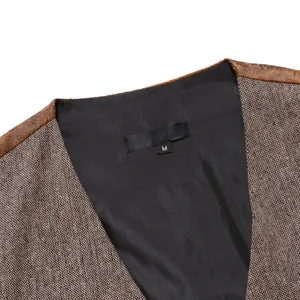 Gros plan d'un gilet pour homme style western montrant le col, la doublure et l'étiquette M.