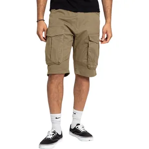 Primer plano de los pantalones cortos cargo para hombre en color verde oliva con bolsillos