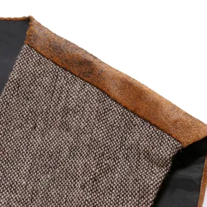 Détail macro d'un gilet pour homme style western avec tissu en tweed et bordure en daim