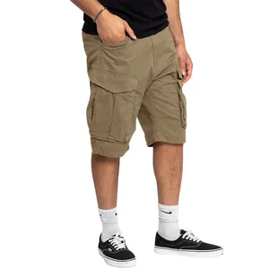 Vista detallada del tejido resistente y los bolsillos del pantalón corto cargo hombre