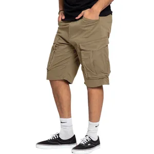 Primer plano de pantalones cortos cargo caqui para hombre con bolsillos laterales