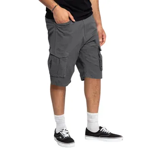 Vista laterale dettagliata di pantaloncini cargo grigi da uomo con ampie tasche laterali