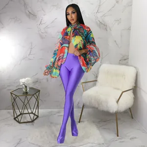Vista completa top in chiffon stampa astratta maniche a pipistrello e leggings