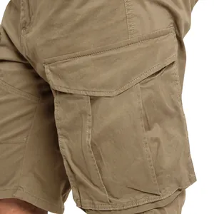 Vista detallada de un bolsillo cargo caqui en pantalones cortos de algodón para hombre