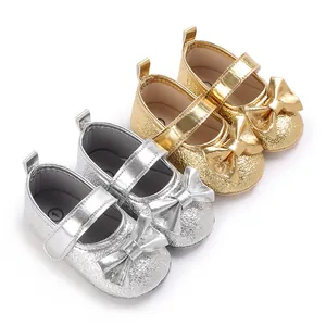 Glänzende goldene und silberne Prinzessinnenschuhe für Baby Mädchen von 0-1 Jahren alt.
