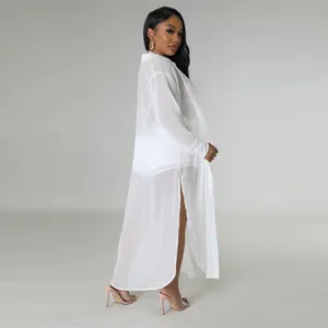 Vista lateral de mujer con camisa playera de gasa blanca con aberturas laterales