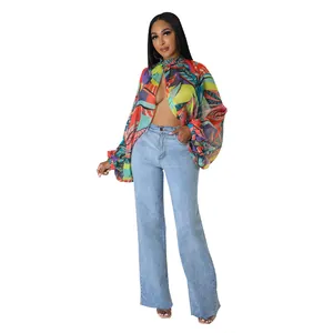Vista completa di top in chiffon da donna con stampa astratta colorata e maniche a pipistrello.