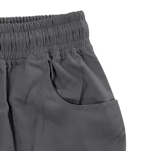 Dettaglio dei pantaloncini casual grigi da uomo con vita elastica e tasca laterale