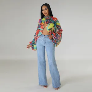 Donna alla moda che indossa una sexy camicetta in chiffon stampato con maniche a pipistrello