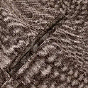 Gros plan détaillé du tissu de gilet en tweed marron et texture des coutures