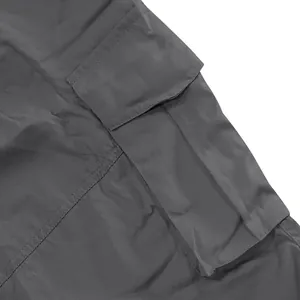 Dettaglio della tasca dei pantaloncini cargo con cuciture e tessuto grigio scuro