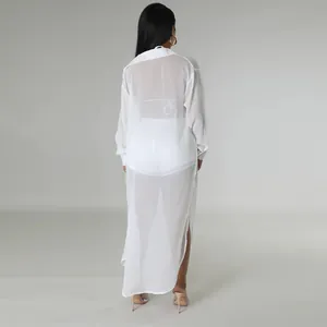 Vista posterior detallada de un conjunto playero de gasa transparente blanca para mujer