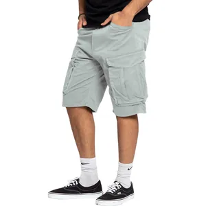 Vista detallada de pantalones cortos cargo gris claro para hombre con bolsillos laterales