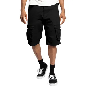 Vista dettagliata dei pantaloncini cargo neri larghi da uomo con tasche laterali capienti