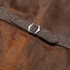 Gros plan de la sangle de réglage dorsale sur un gilet de style western marron
