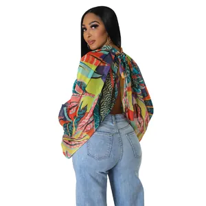 Vista posteriore di un top in chiffon stampato con fiocco e maniche a pipistrello