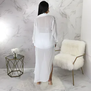 Vista posterior de un elegante conjunto de camisa larga de gasa blanca y pantalones cortos