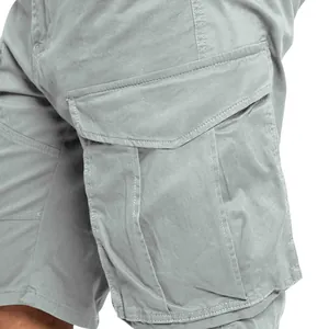 Detalle del bolsillo cargo en pantalones cortos de verano casuales gris claro
