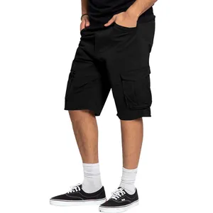 Dettaglio laterale di pantaloncini cargo neri da uomo con tasche a patta funzionali