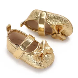 Detailaufnahme goldener Prinzessinnenschuhe für Babys mit Schleife für 0-1 Jahr