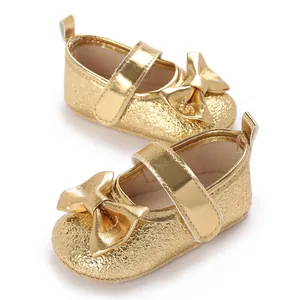 Detailansicht der goldenen Metallic-Babyschuhe für Mädchen mit Schleife und Klett