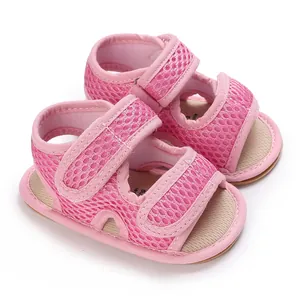 Dettaglio dei sandali in rete rosa per neonati con tessuto traspirante e chiusure a strappo