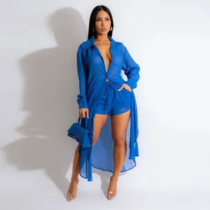 Toma detallada de cuerpo completo que muestra la textura de gasa transparente del conjunto azul.