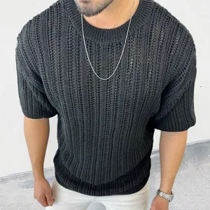 Gros plan d'un pull en tricot noir ajouré à manches courtes pour homme, texture