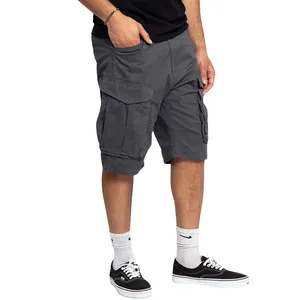 Detalle de los pantalones cortos cargo grises para hombre con varios bolsillos en modelo