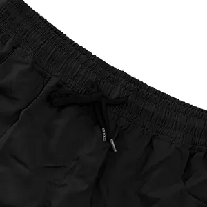 Dettaglio dell'elastico in vita e del cordoncino sui pantaloncini cargo neri da uomo